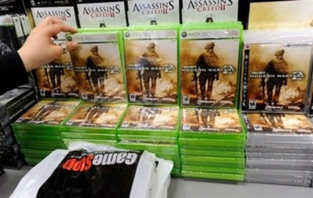 Modern Warfare 2 lined up at GameStop during launch day