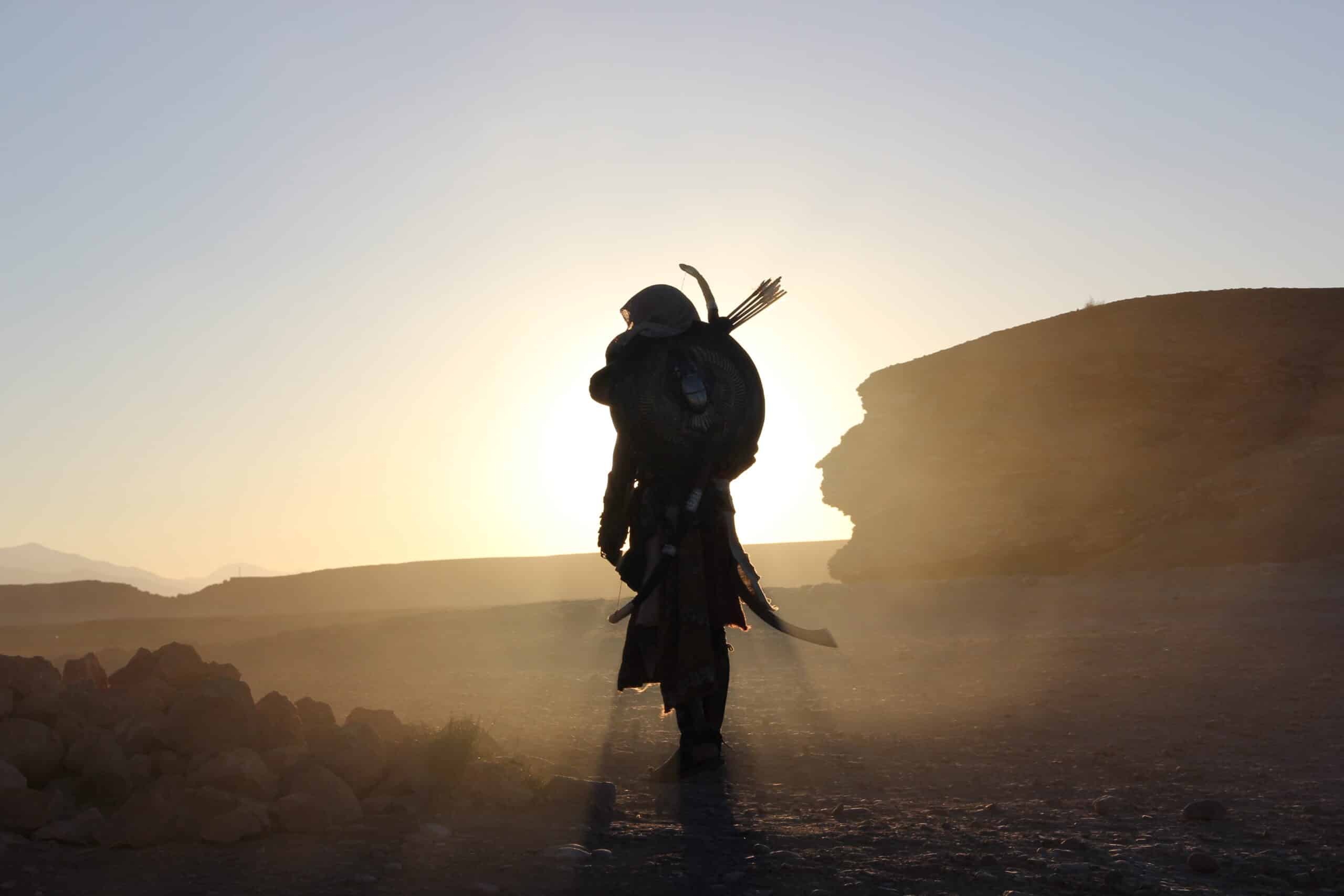 Счастлив путник который после длинной егэ. Assassins Creed пустыня. Ассасин в пустыне. Воин пустыни.